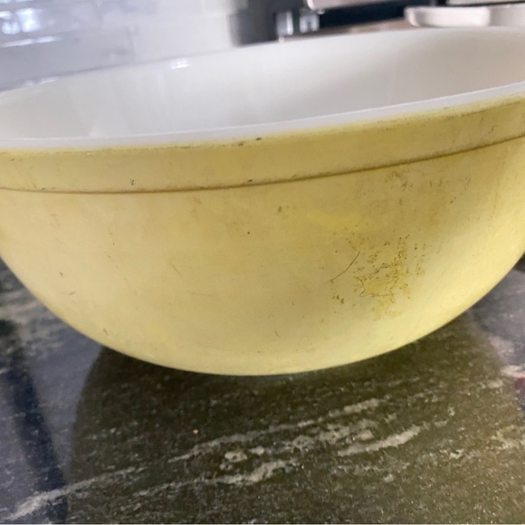 Pyrex mixing bowl. Vintage. Large. Yellow. 404. 4 quart. - Picture 2 of 5